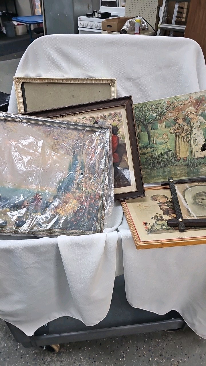 lot 159 image: Vintage Picture Lots