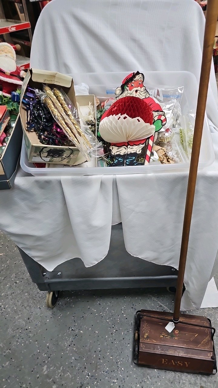 lot 160 image: Vintage Christmas