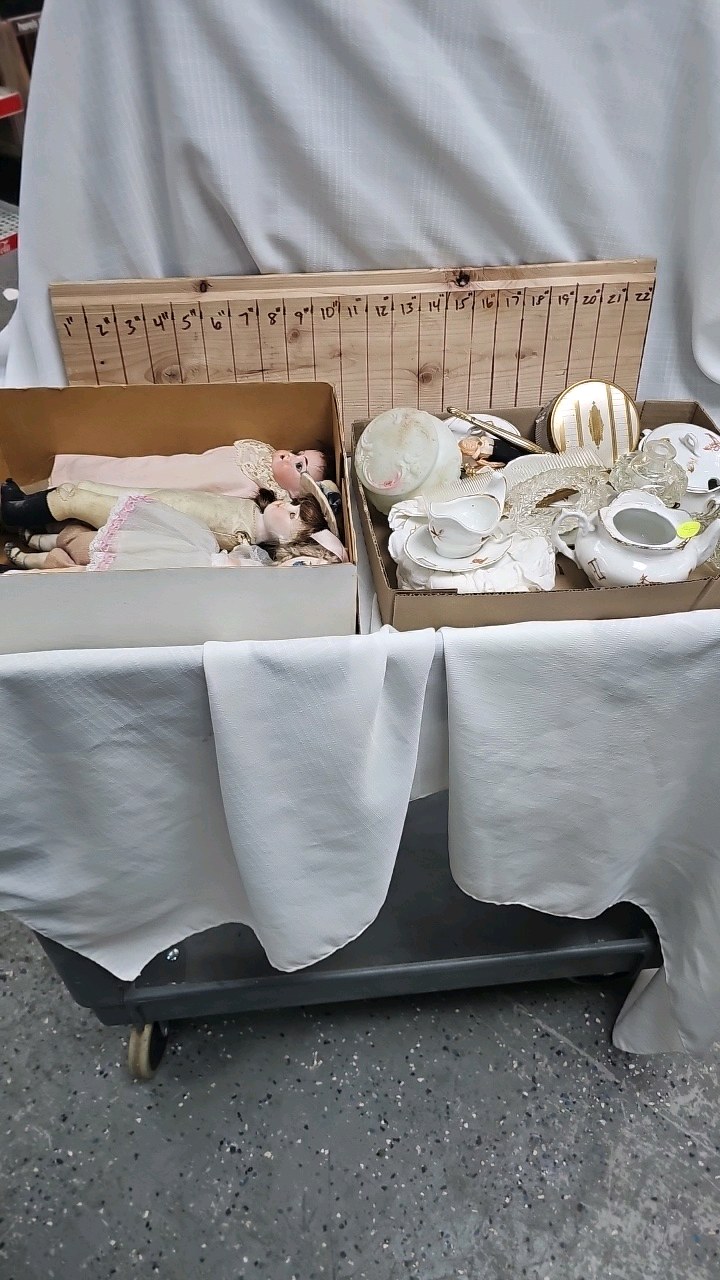 lot 165 image: Porcelain Dolls ad tea set with vanity items