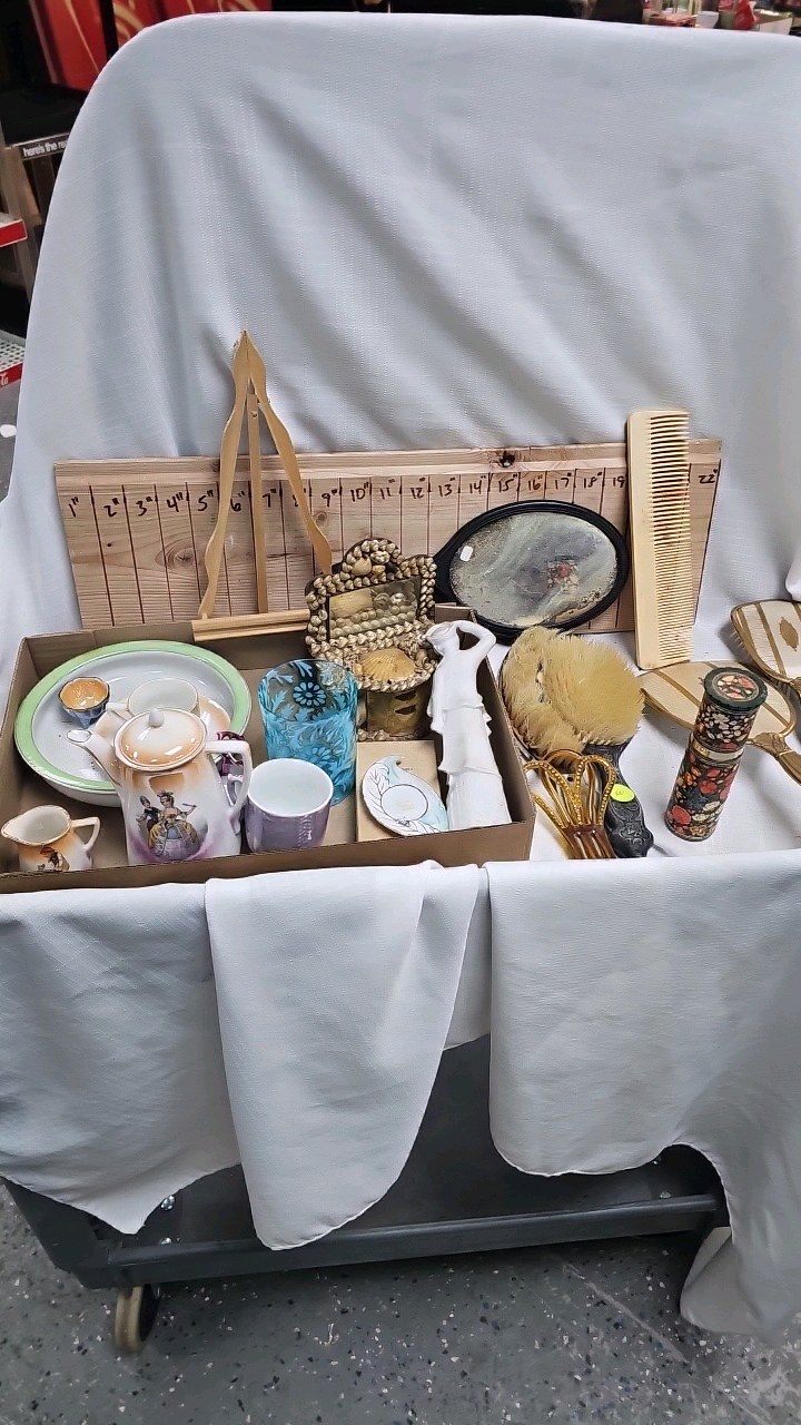 lot 166 image: Vanity Components with Tea set and misc