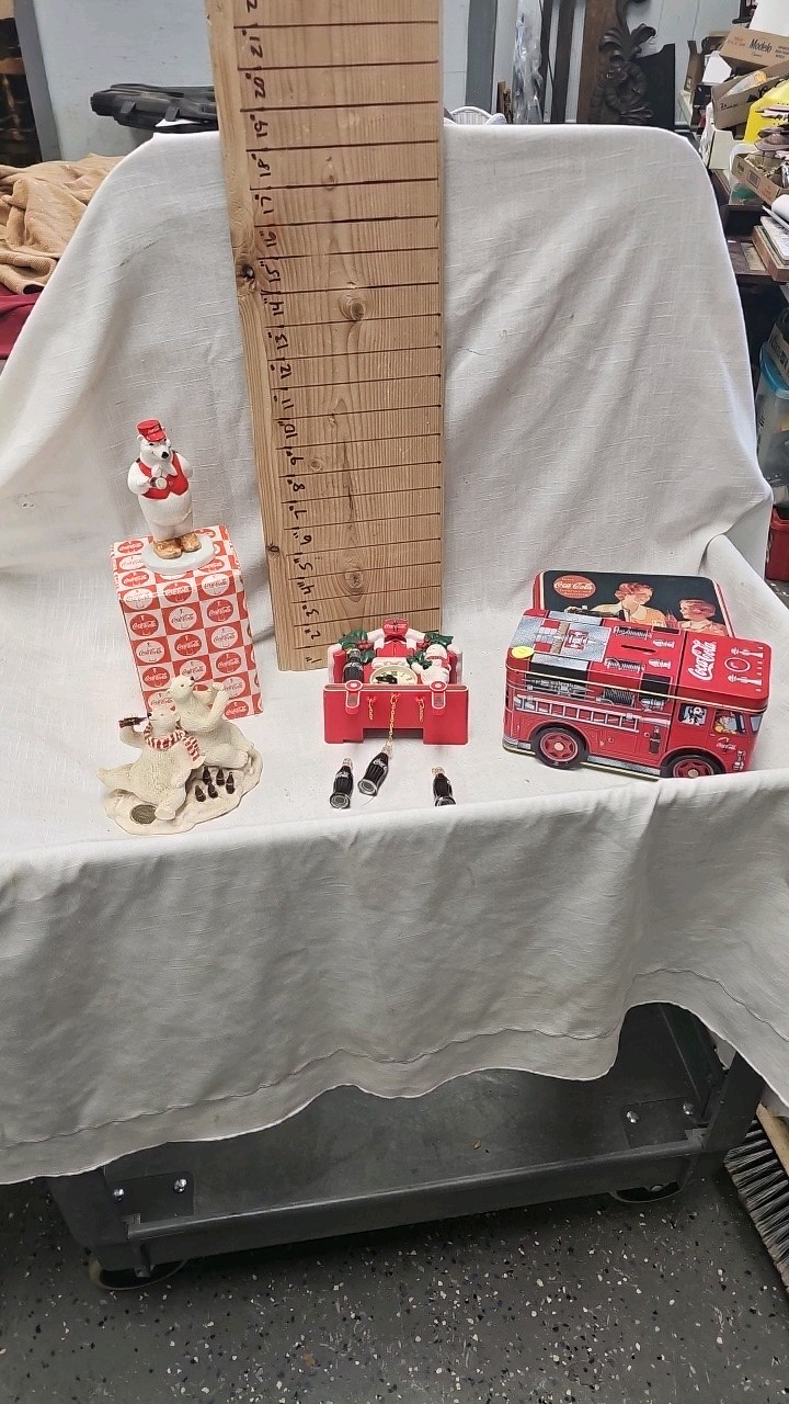 lot 17 image: CC Figures-tins-Tin Bank