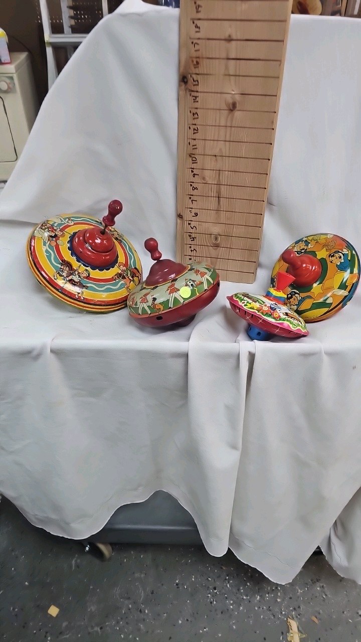 lot 173 image: Lot of 4 Assorted Tops