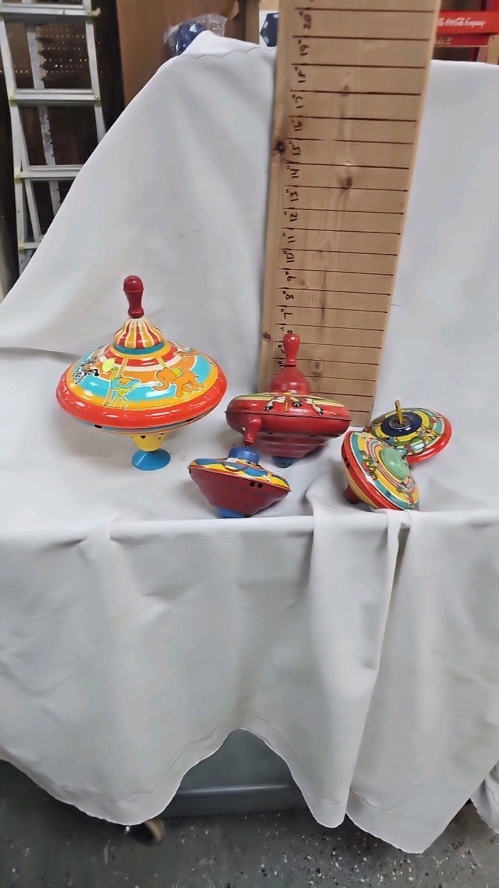 lot 174 image: Lot of 5 Assorted Tops