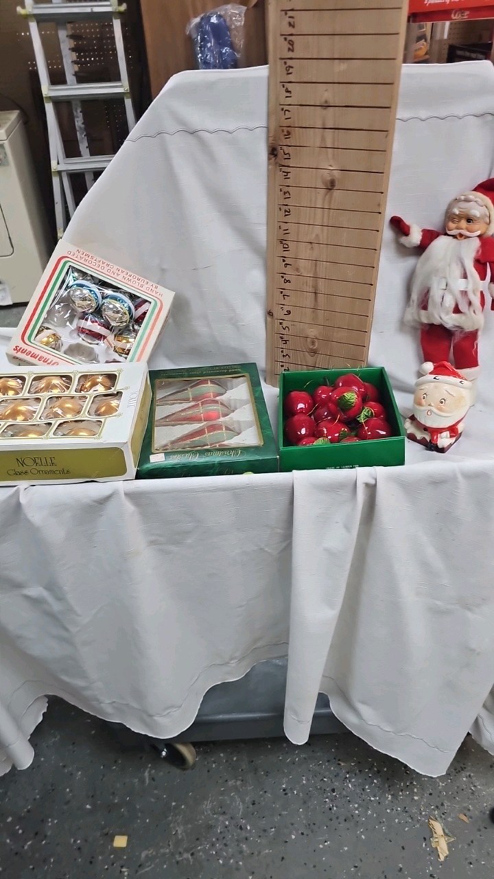 lot 175 image: Vintage Christmas