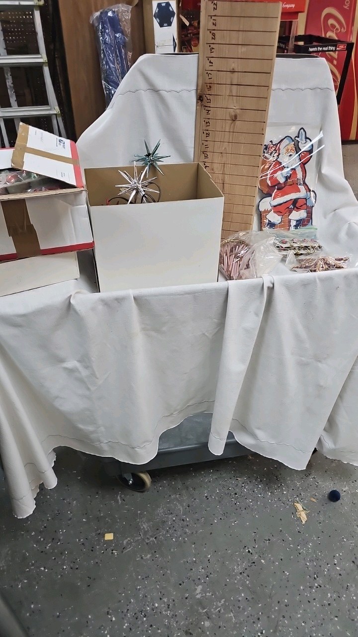 lot 176 image: Vintage Christmas