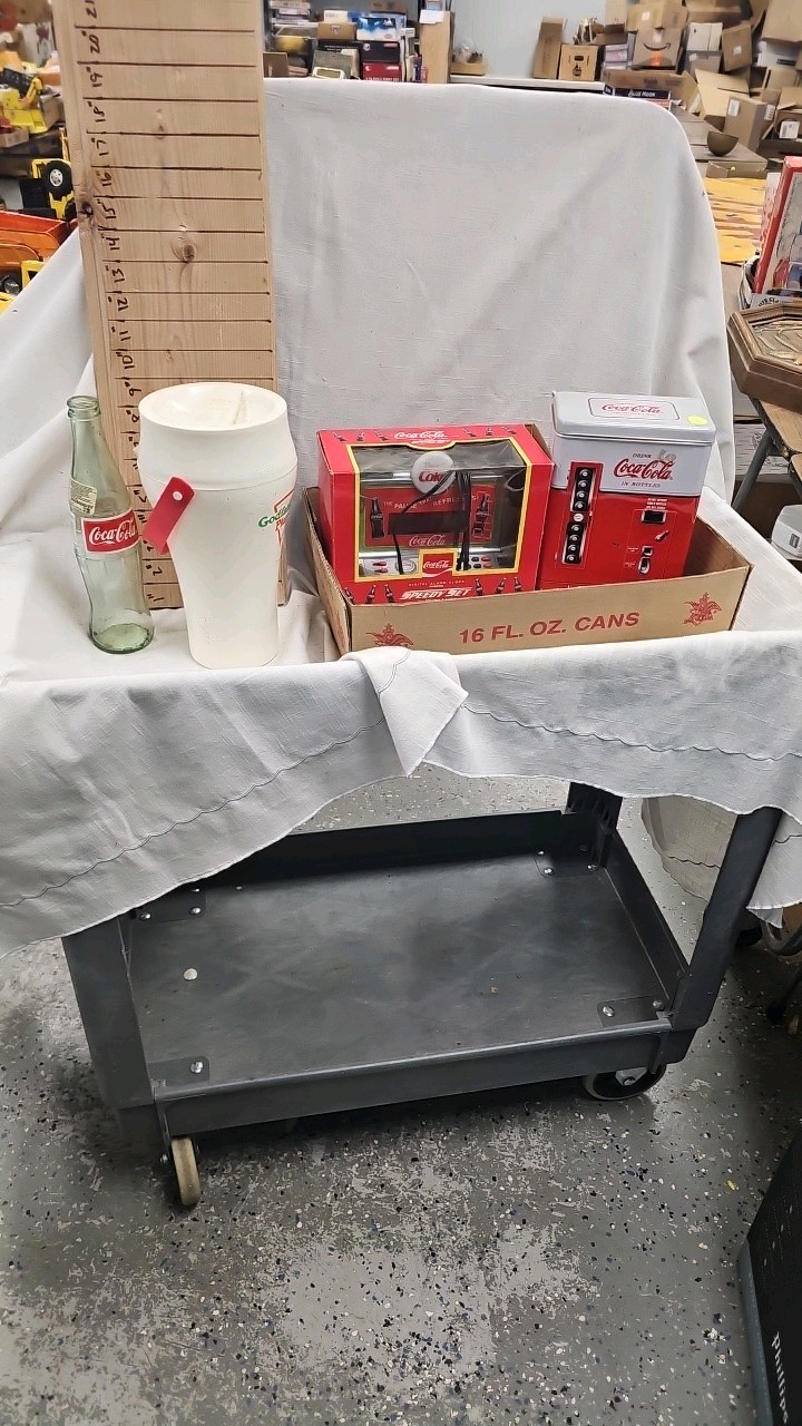 lot 190 image: Coke Alarm Clock with Misc