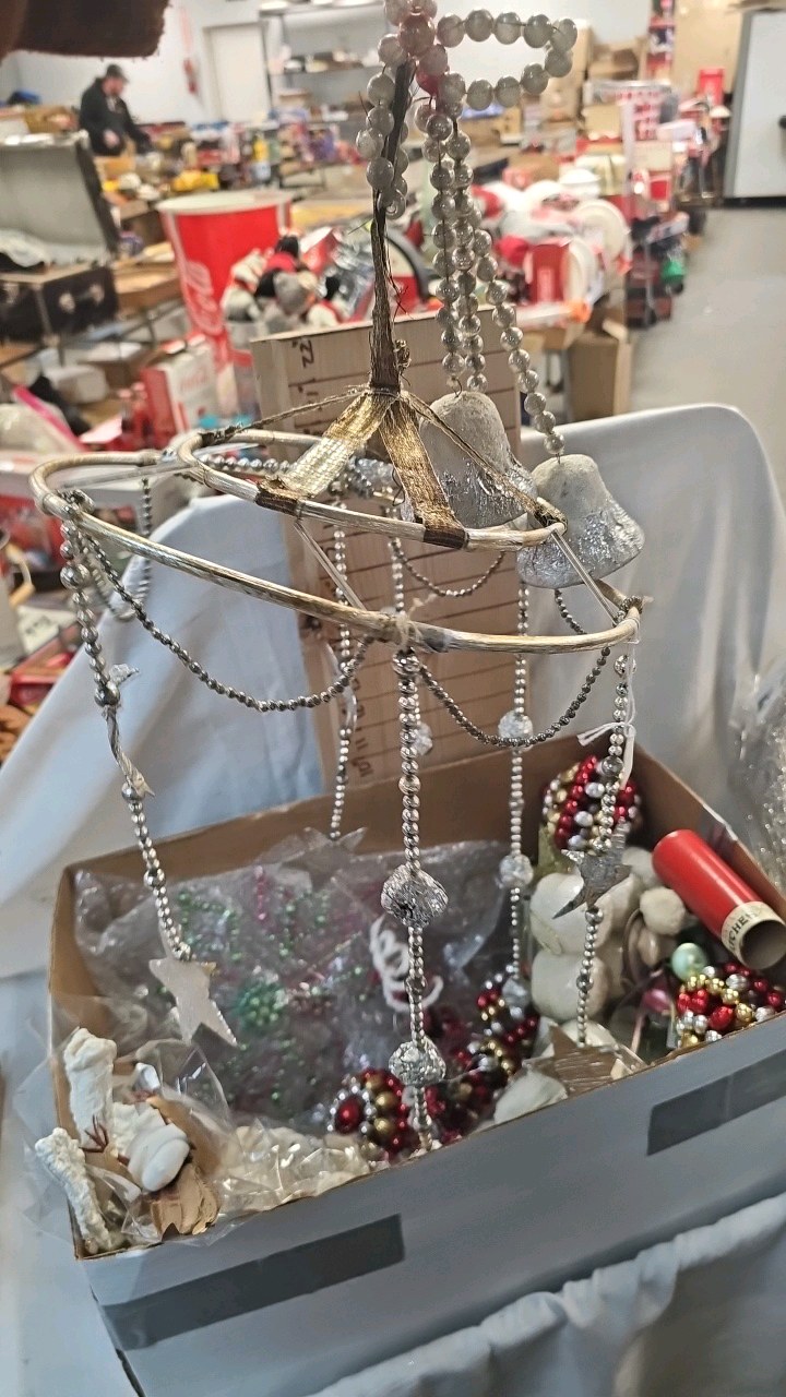 lot 25 image: Vintage Christmas Lot