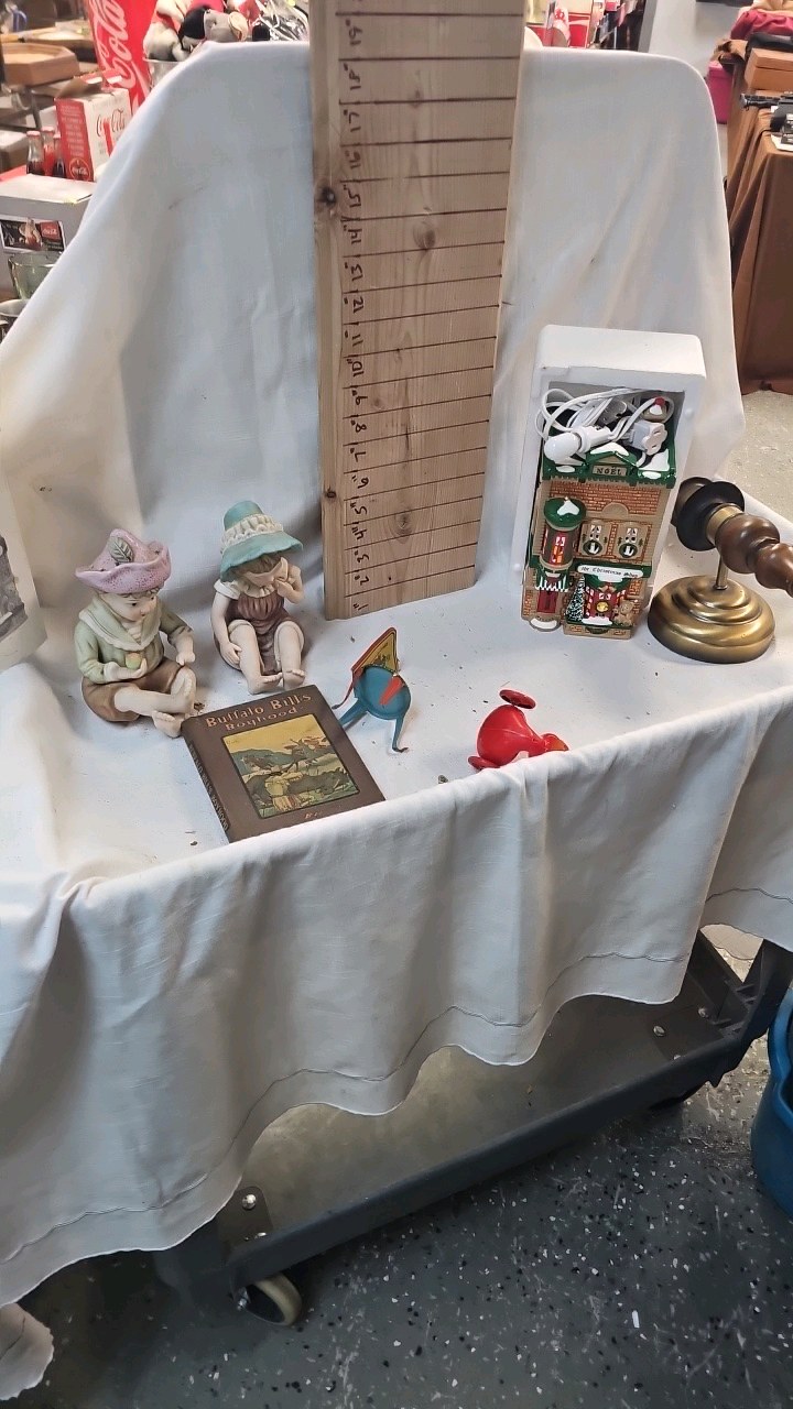 lot 38 image: Figurines, Snow Village Christmas Shoppe