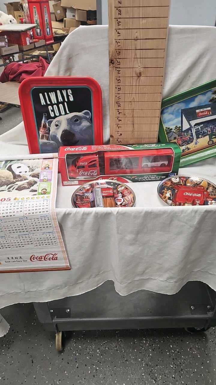 lot 4 image: Coca Cola TraysPlates2005 Corvette Carrier, Like New