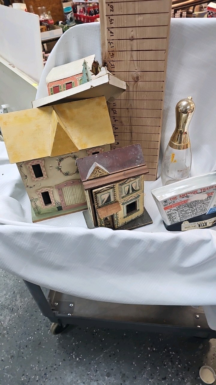 lot 46 image: Spirits Decanter and various vintge pieces