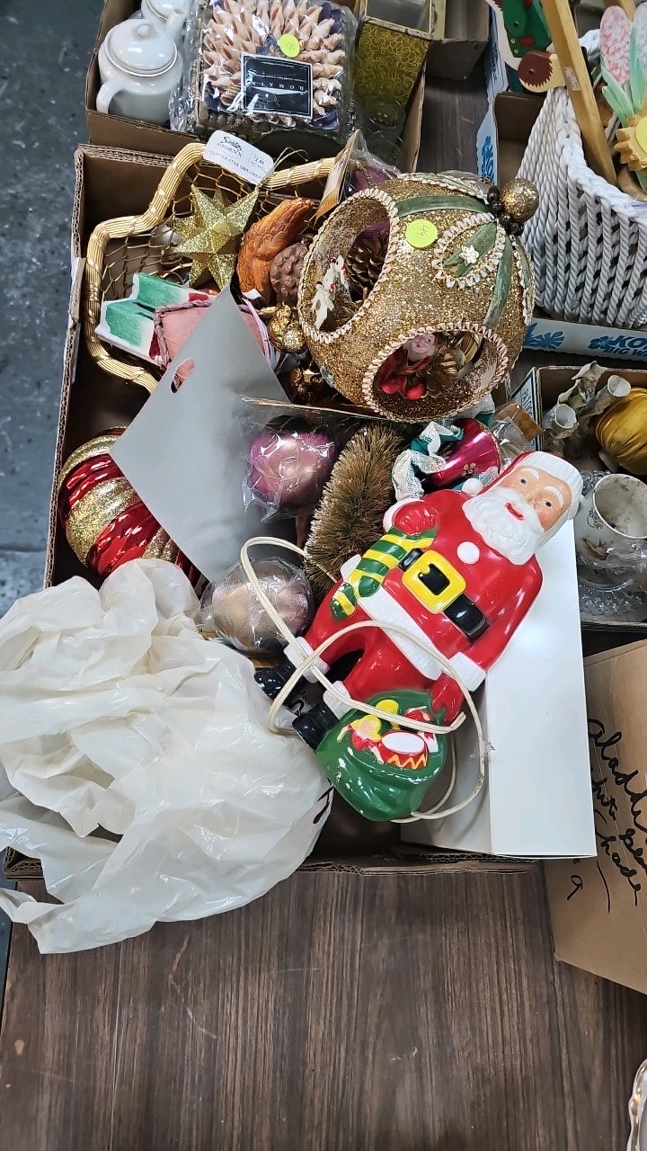 lot 49 image: Vintage Christmas