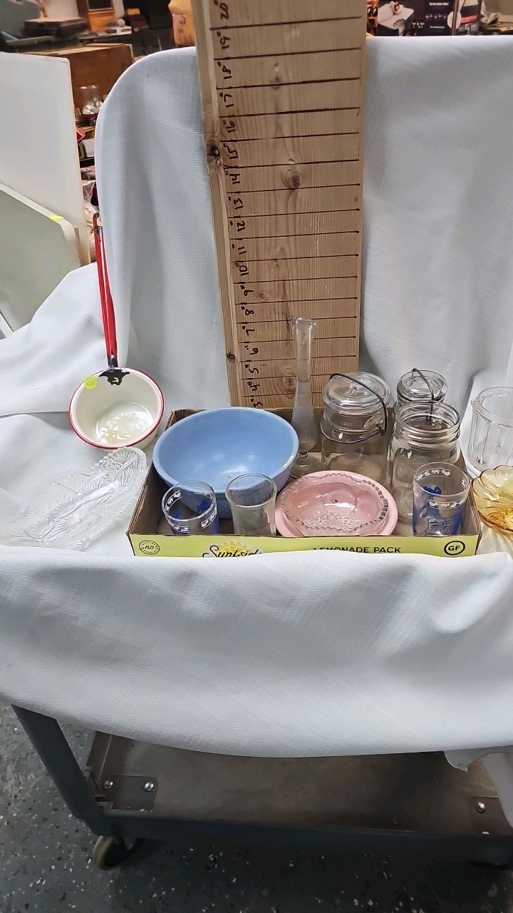 lot 53 image: Assorted Vintage items as pictured