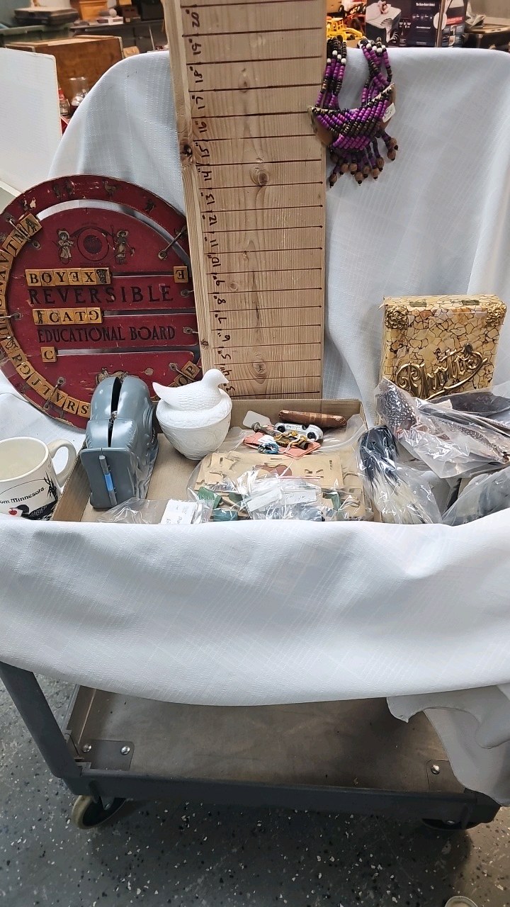 lot 54 image: Assorted Vintage items as pictured