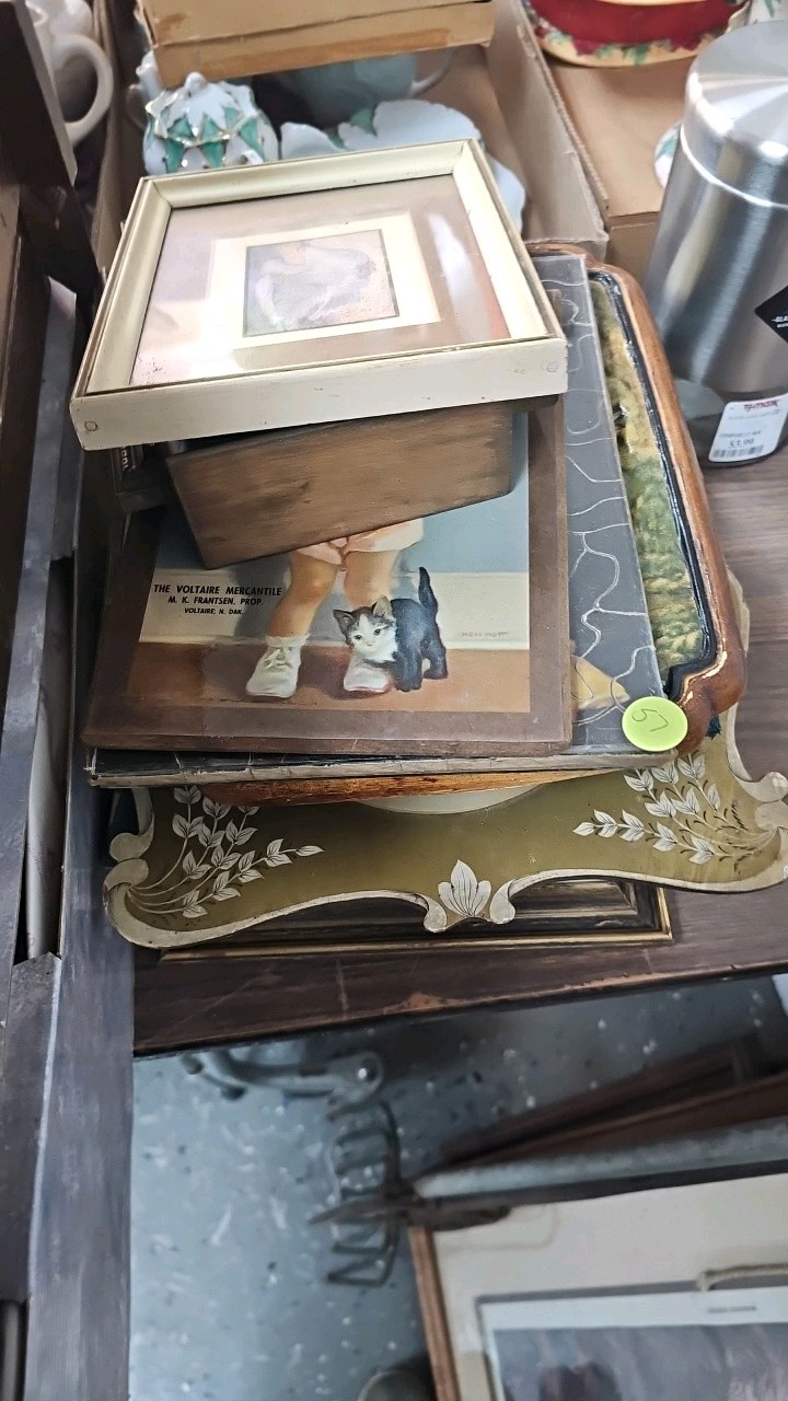 lot 57 image: Assorted Lot of Vintage Pictures