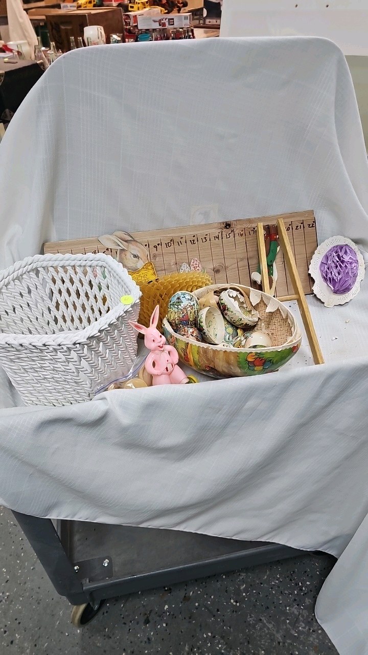 lot 61 image: Vintage Easter Lot with Glass Woven Basket