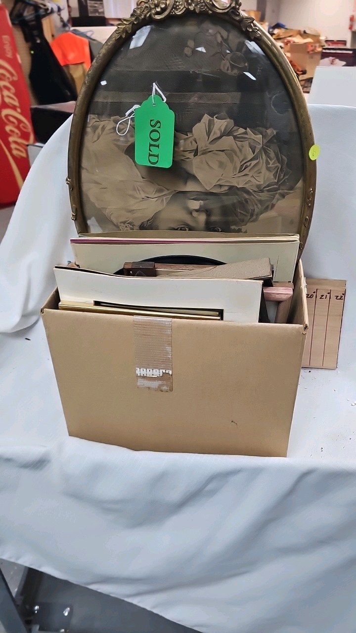 lot 63 image: Assorted Picture and Record Lot