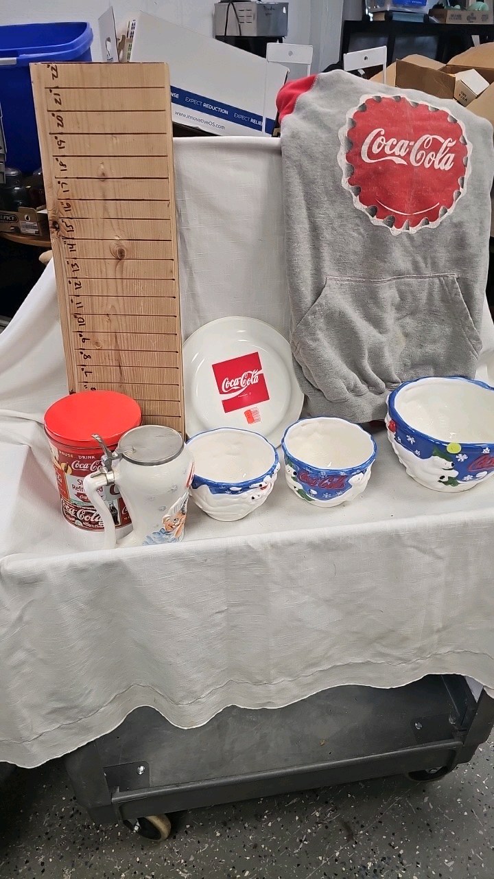 lot 84 image: Coke Polar Bear Bowl Set, Tins, Frisbee, Shirt