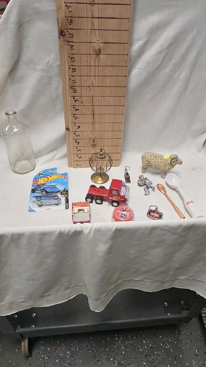 lot 9 image: Cast Iron Ram, Farmer-Hot Wheels Car-Misc