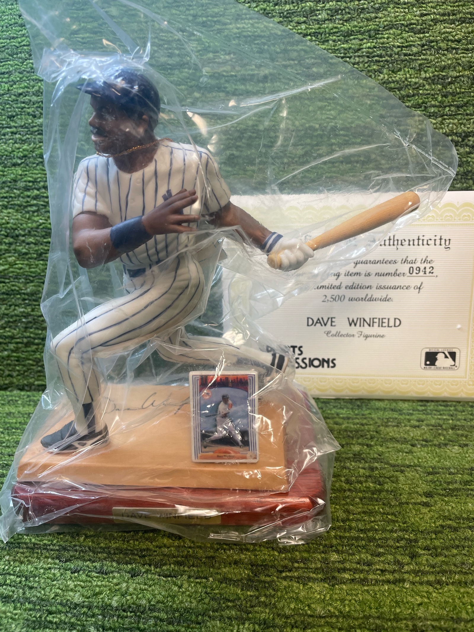 lot 141 image: Sports Impressions Dave Winfield with Certificate of Authenticity numbered# 2500 like New in the Box