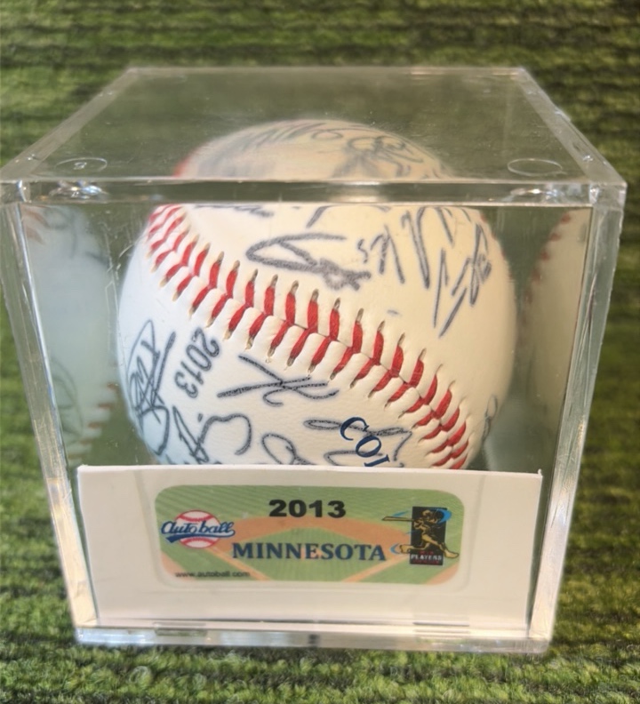 lot 141C image: 2013 Minnesota Twins baseball Auto-Ball