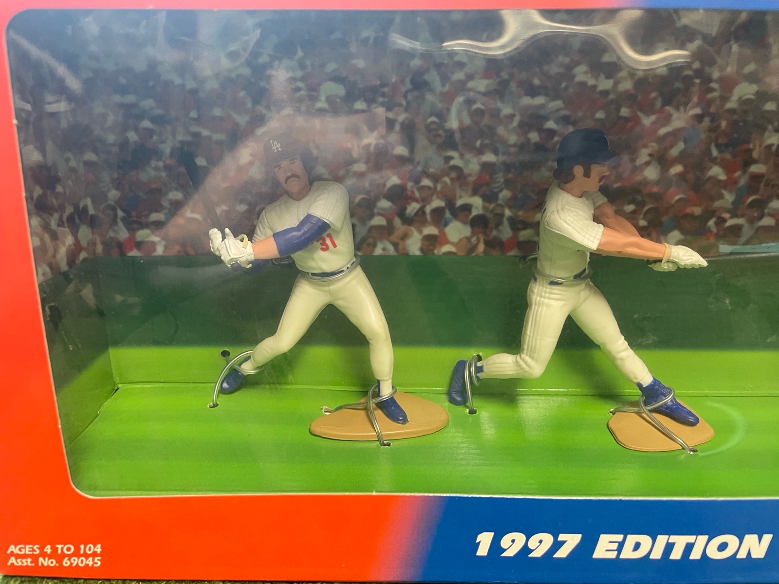 lot 149 image: 1997 Edition Starting Lineup, Mike Piazza Freeze Frame Los Angeles Dodgers ( 2 Figures Included)