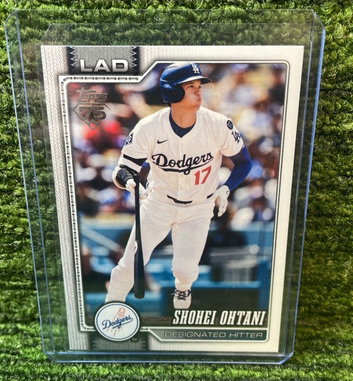 lot 16 image: 2025 Topps 75 SHOHEI OHTANI Los Angeles Dodgers Legend