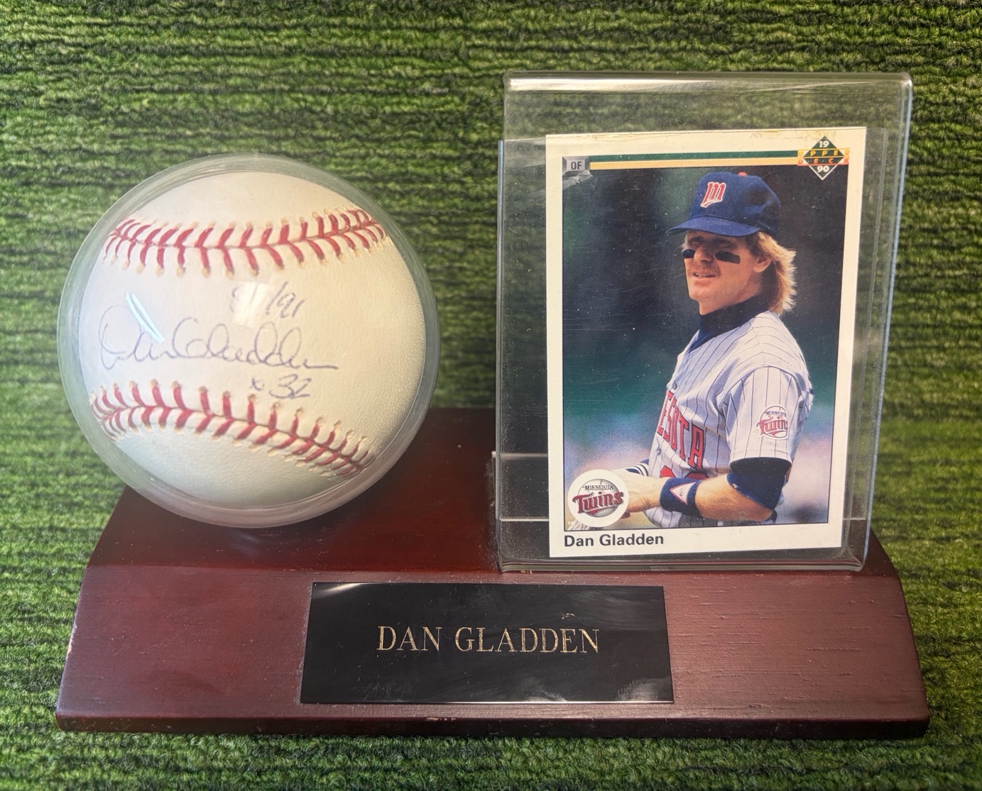 lot 1D image: Dan Gladden Sweet Spot Autographed Baseball Inscribed 8791 #32 Minnesota Twins World Series Champion Outfielder- Great Signature With Authentication