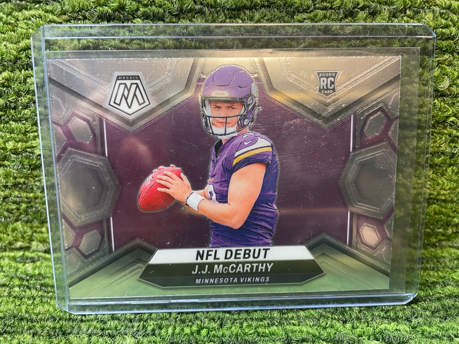lot 29 image: 2024 Mosaic NFL Debut J.J.Mccarthyrc Minnesota Vikings rookie card RC