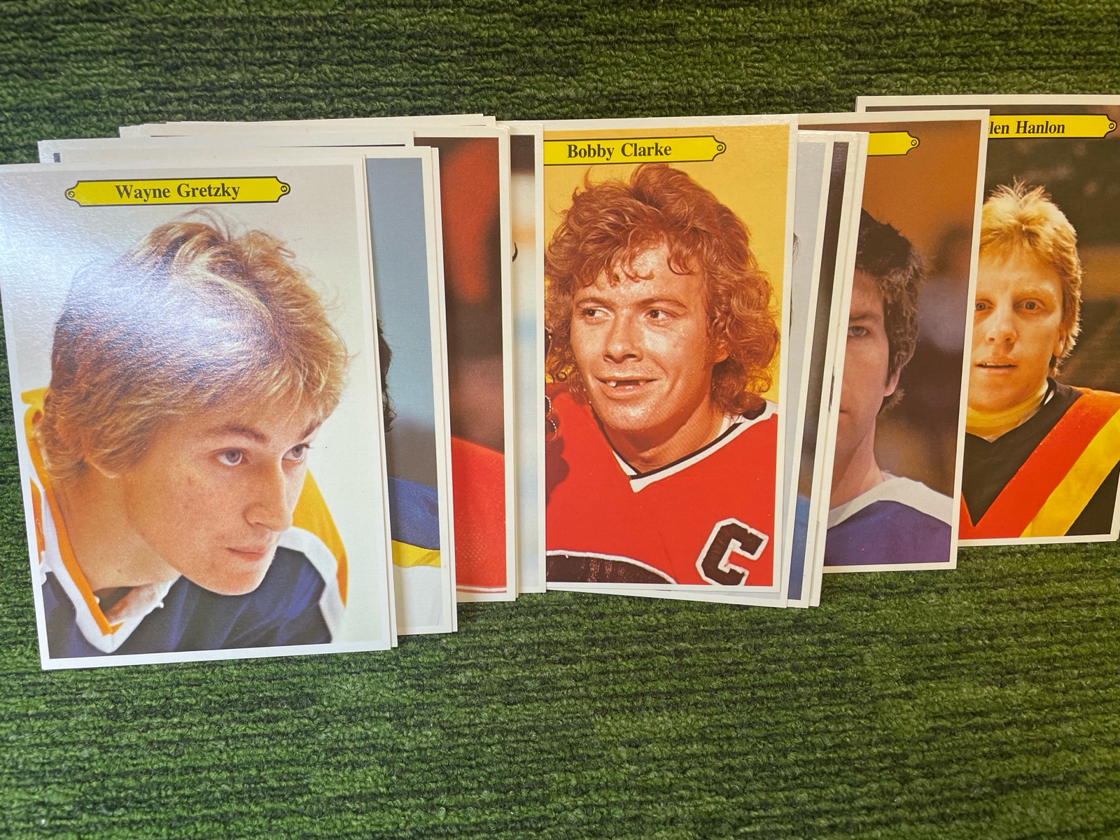lot 61 image: 1981 OPEECHEE NHL Jumbo Card set (#124) with Wayne Gretzky