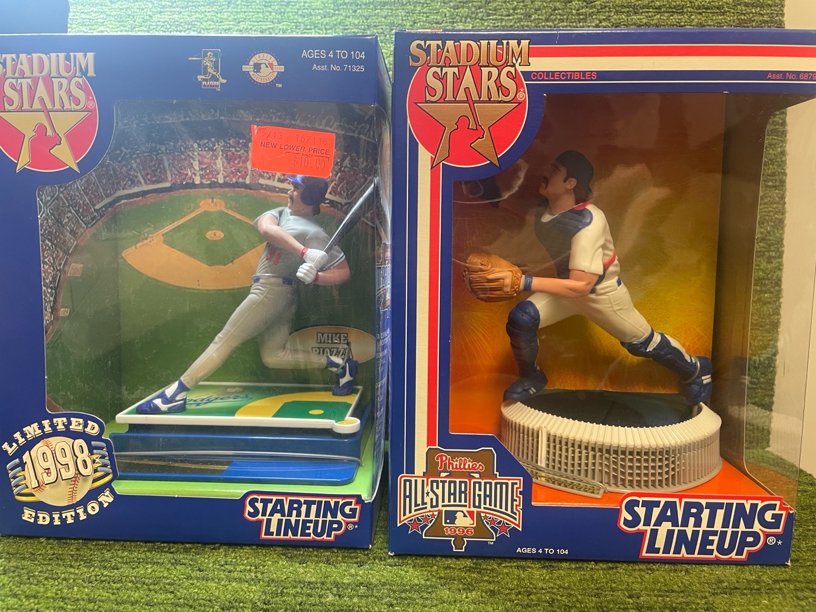 lot 8 image: 1996 and 1998 Limited Edition Starting Lineup Stadium Stars Mike PIAZZA- Los Angeles Dodgers- HOF