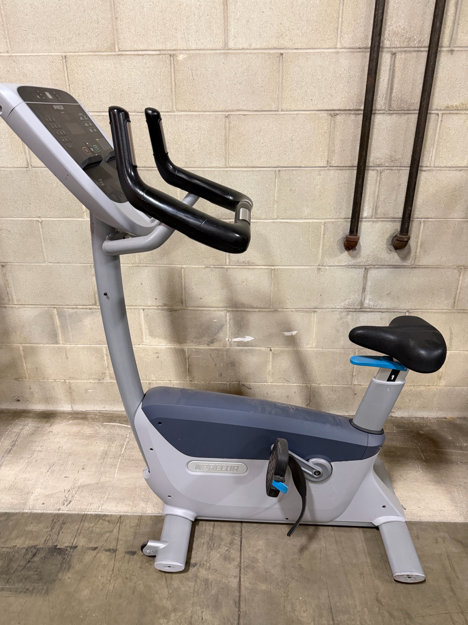 lot 11 image: Precor Commercial Upright Exercise Bike