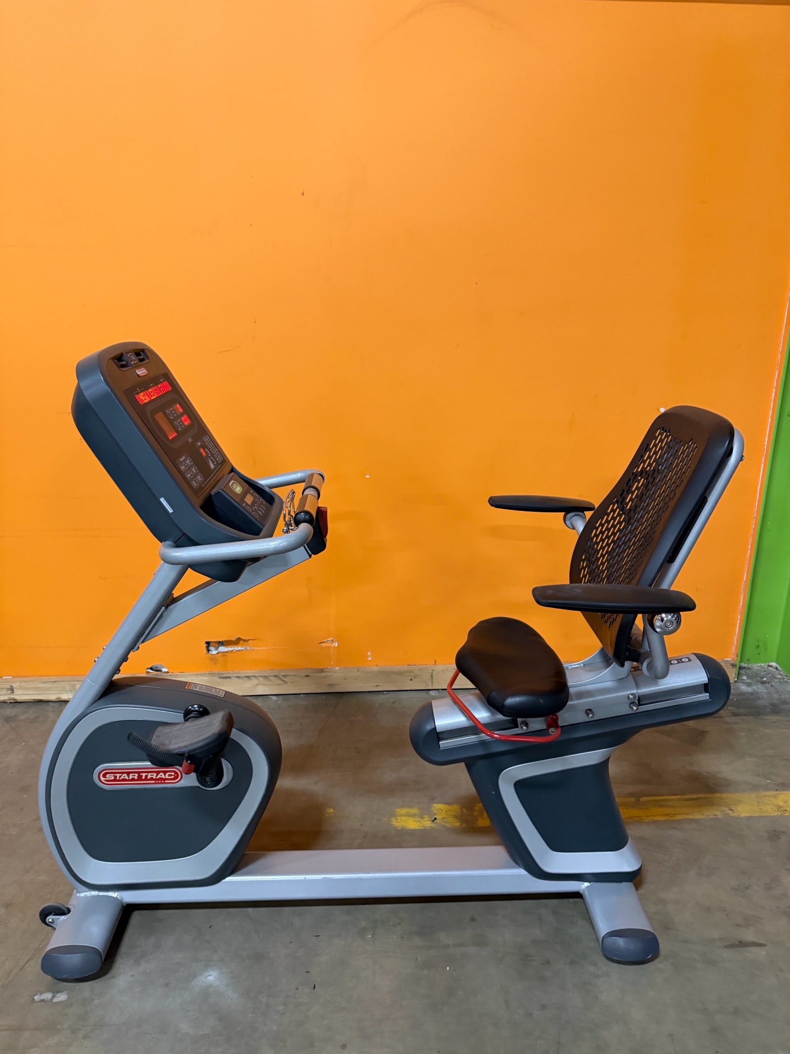 lot 23 image: Star Trac RB Recumbent Exercise Bike - Commercial Gym Cardio Bike w Programs & Display