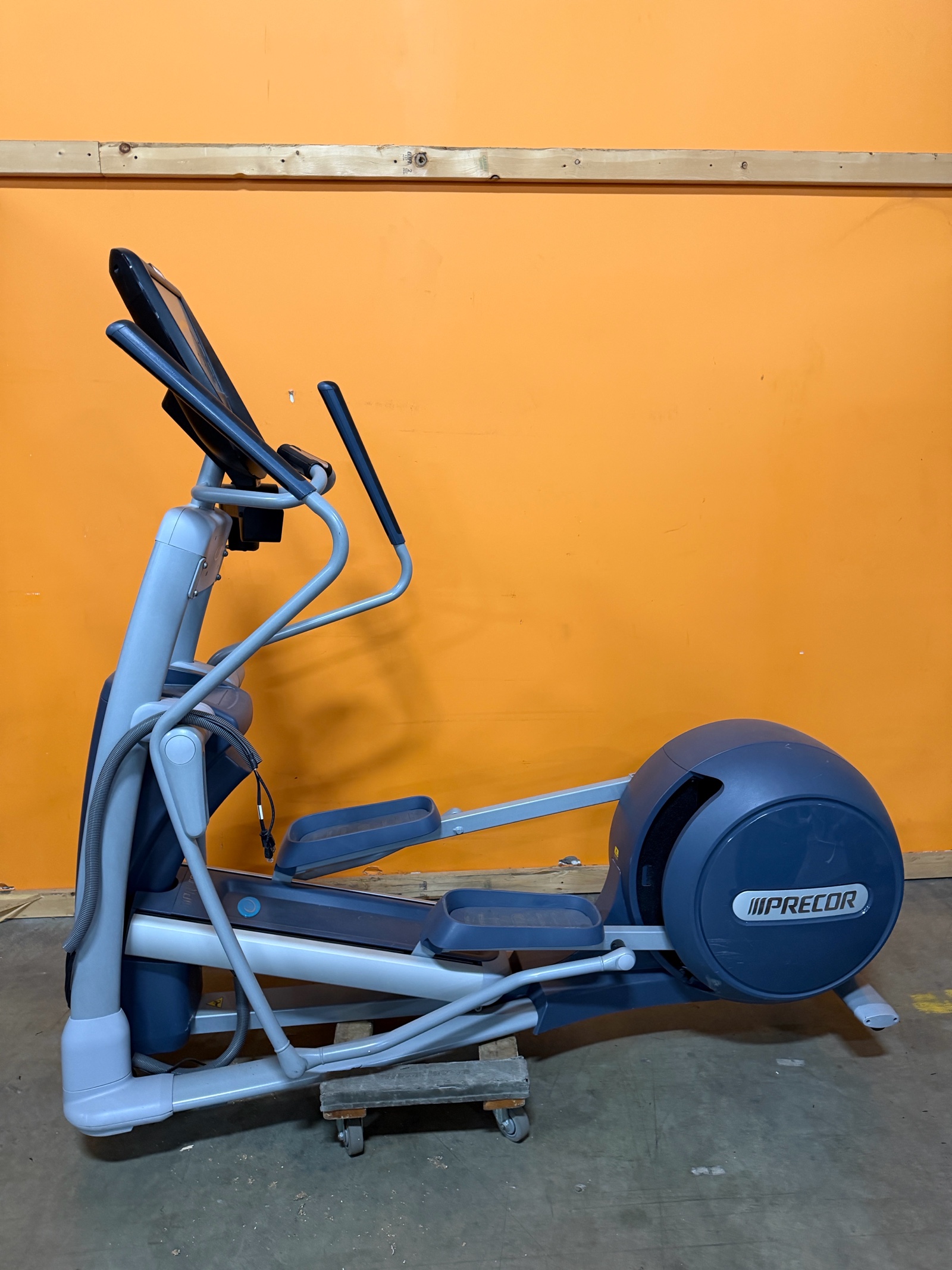 lot 25 image: Precor Elliptical Trainer - Commercial Cardio Machine (Powers On, Parts  Repair)