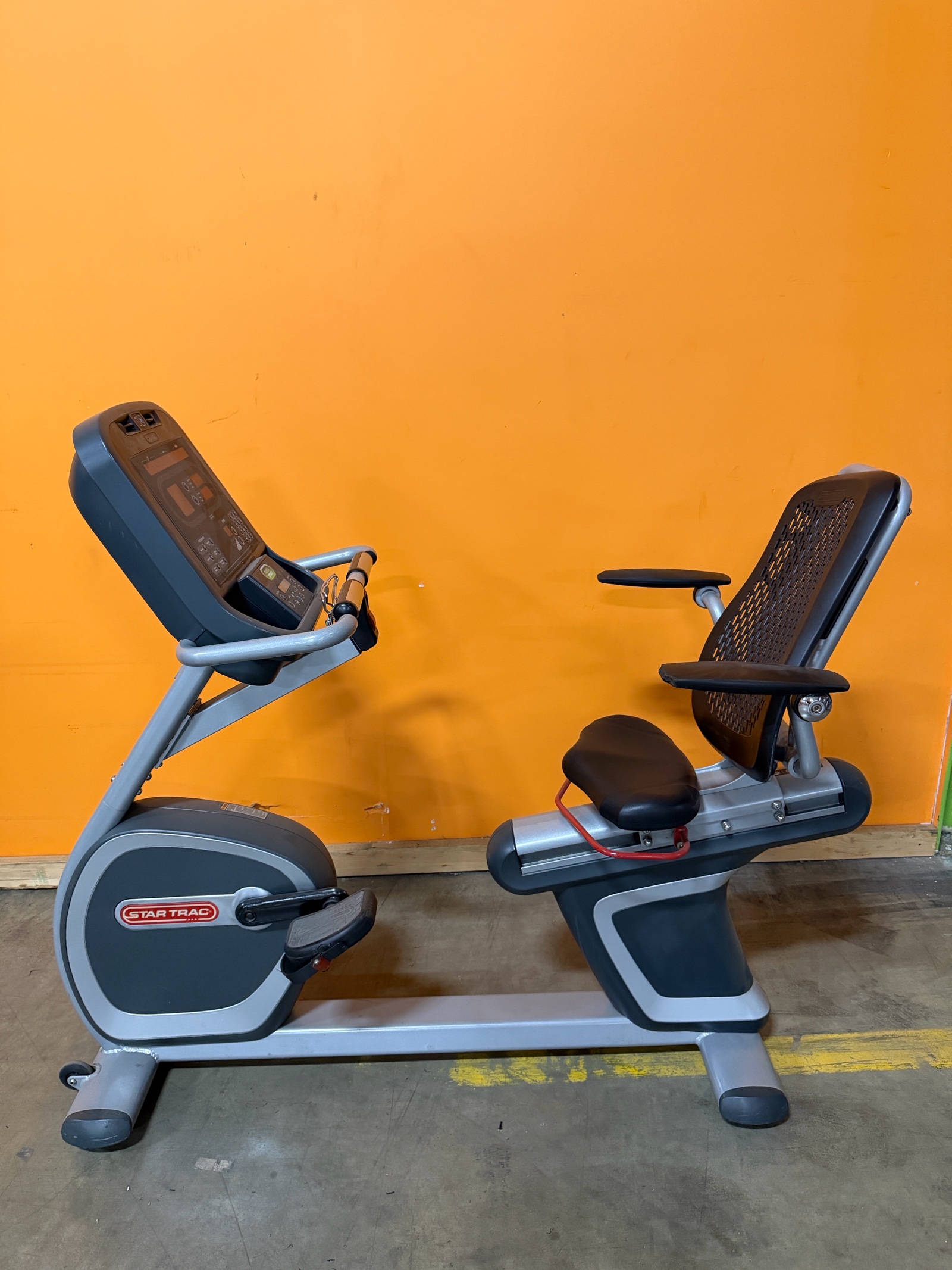 lot 28 image: Star Trac RB Commercial Recumbent Exercise Bike - Fully Functional