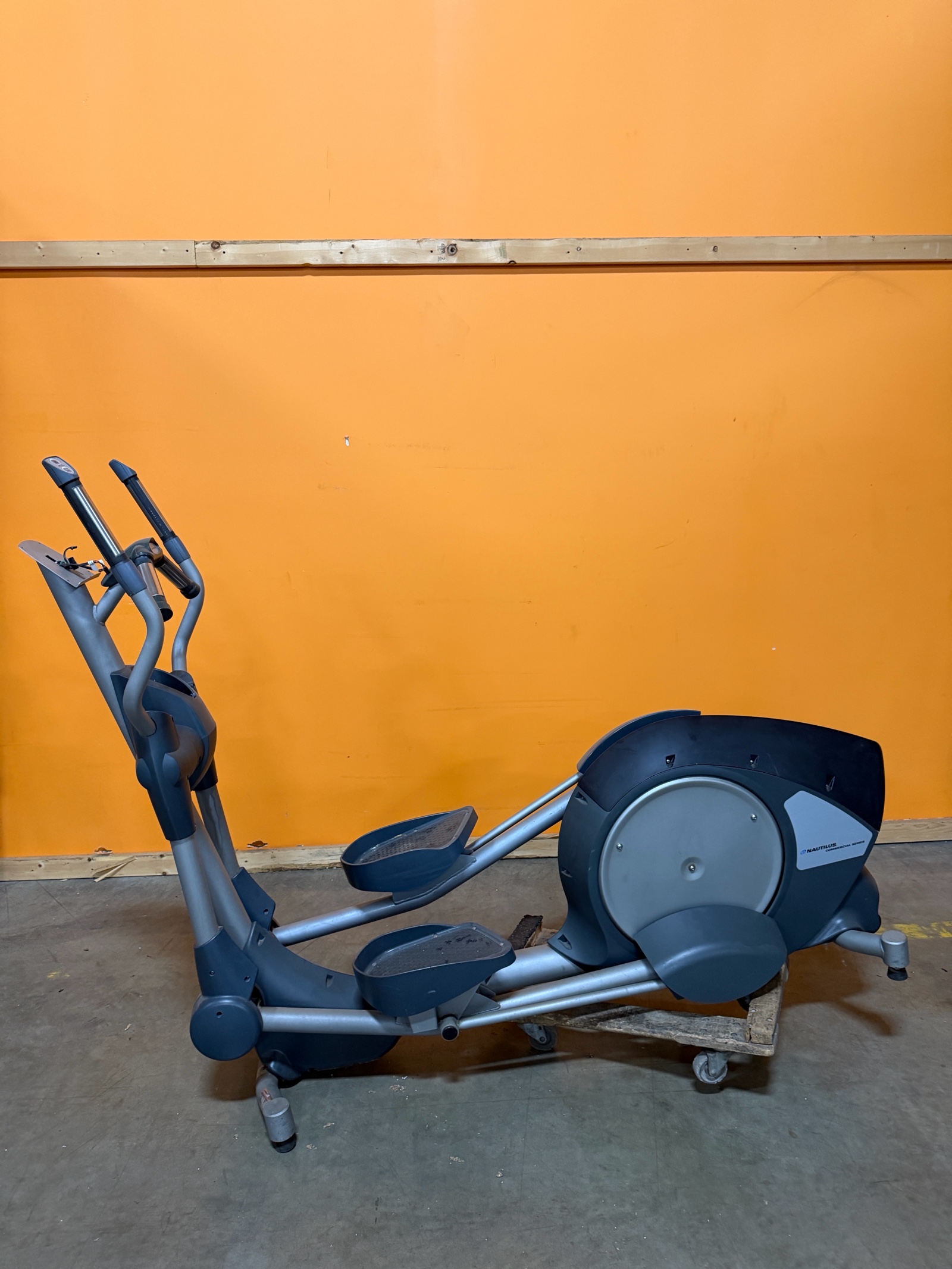 lot 34 image: Nautilus Commercial Series Elliptical Trainer - For Parts or Repair