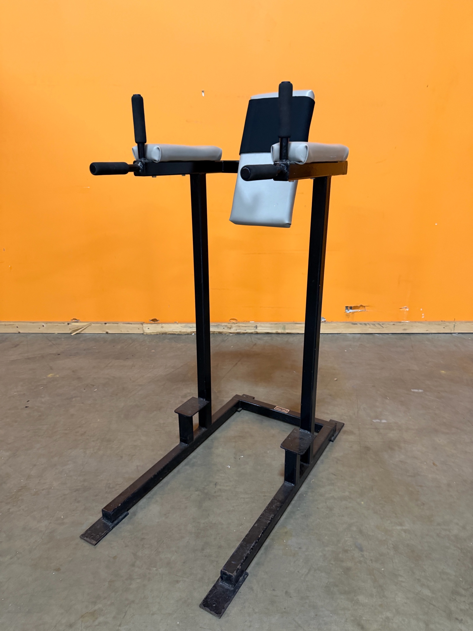 lot 51 image: Body Power Dip Station  Captains Chair - Vertical Knee Raise
