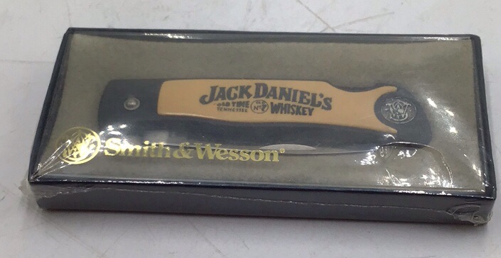 lot 12 image: Vintage Smith & Wesson Pocket Knife  Jack Daniels Old No. 7 Branded