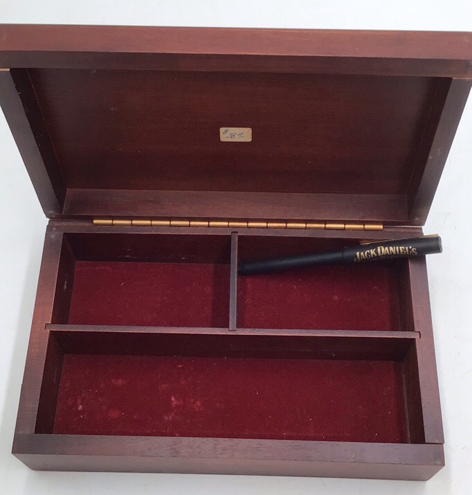 lot 13 image: Vintage Jack Daniels Wooden Presentation Box with Old No. 7 Cigar Holder