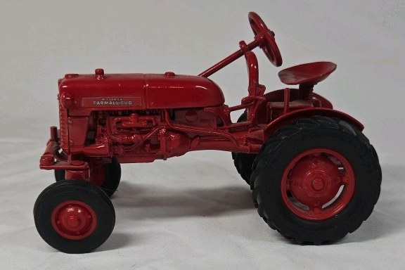 lot 136 image: Vintage Farmall Cub Diecast Tractor