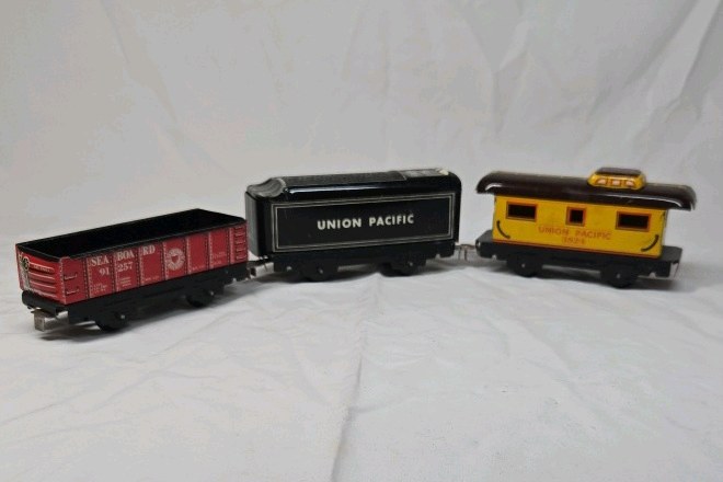 lot 140 image: Vintage Union Pacific Tin Toy Train Set