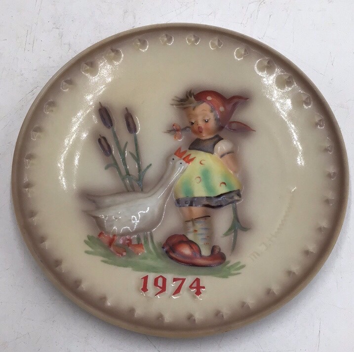 lot 170 image: Hummel 1974 Annual Plate  Girl with Goose in Bas Relief