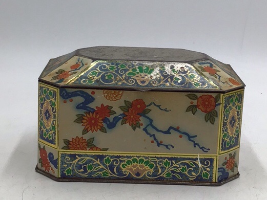 lot 185 image: Vintage English Octagonal Biscuit Tin  Metal Box Company Floral Chinoiserie Design