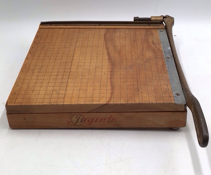 lot 186 image: Vintage Ingento No. 4 Paper Cutter  Board Trimmer  Wooden Base with Instructions