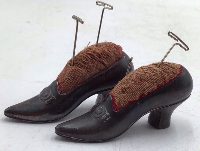 lot 213 image: Vintage Victorian Ladys Shoe Pincushions