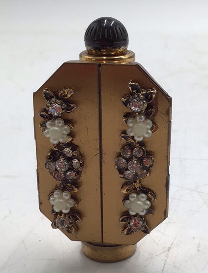 lot 214 image: Vintage Goldtone Octagonal Vanity Compact  Jeweled Floral Design with Lipstick Holder