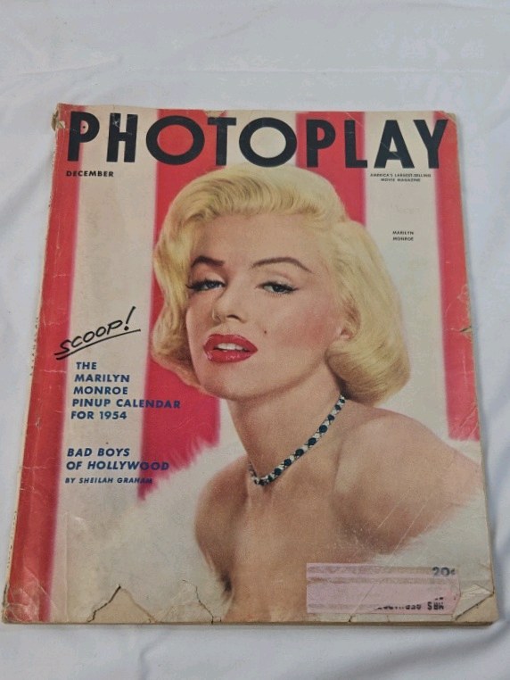 lot 230 image: Photoplay Magazine December 1953  Marilyn Monroe Cover