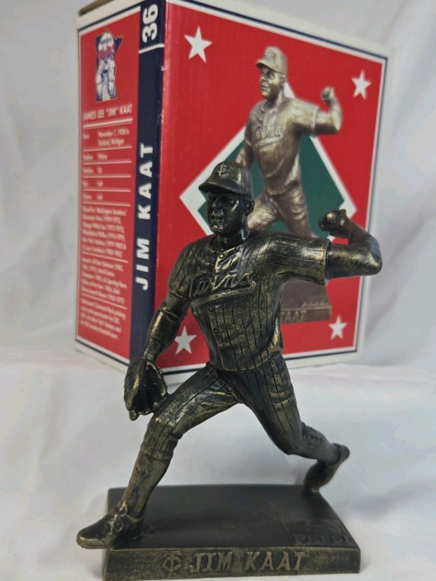 lot 251 image: Vintage Jim Kaat Minnesota Twins Bronze Statue