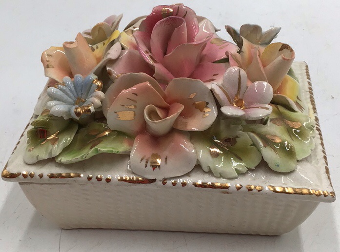 lot 36 image: Vintage Ceramic Floral Trinket Box  Raised Roses and Flowers
