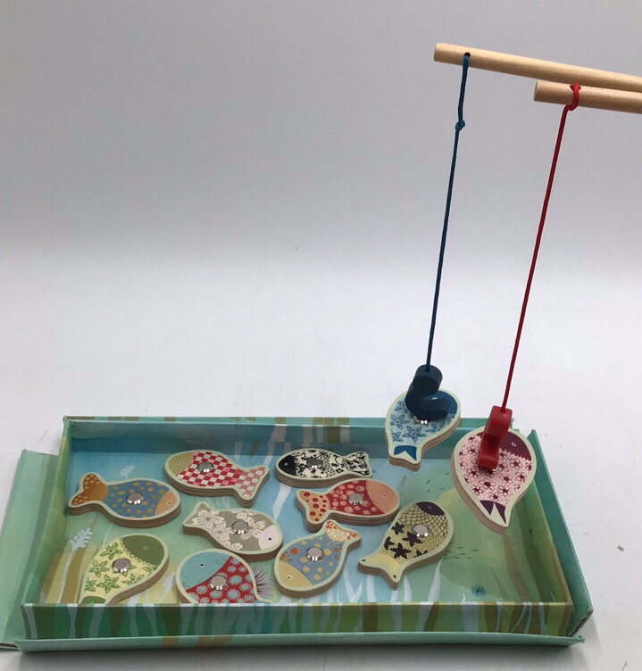 lot 63 image: Vintage Magnetic Fishing Game  Colorful Patterned Fish with Poles in Box