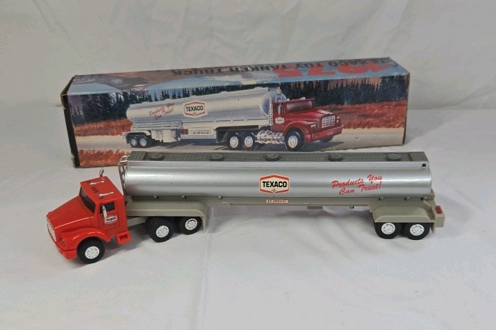 lot 72 image: Vintage ERTL Texaco Tanker Truck  Kenworth Cab with Silver Trailer and Original Box